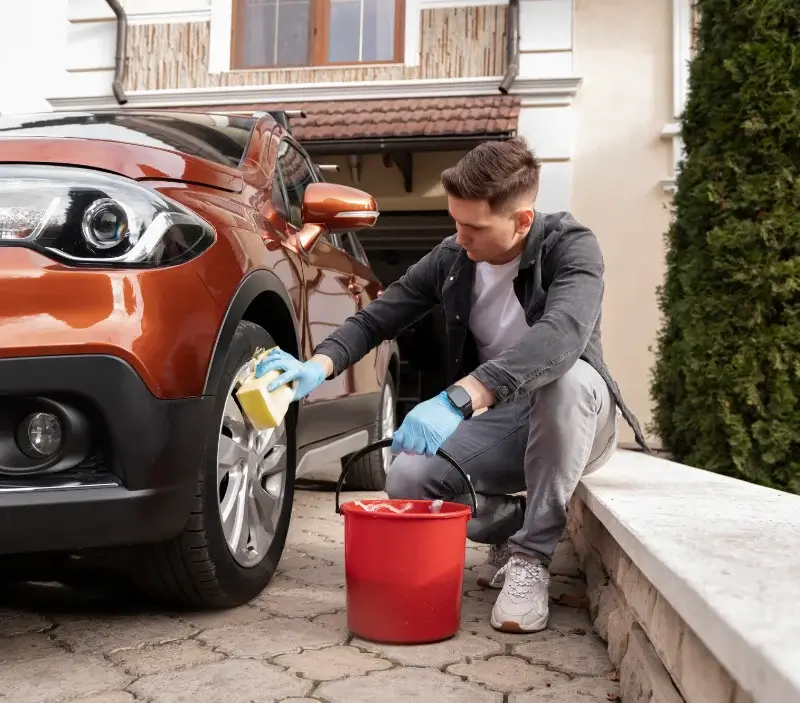 Lavage auto à domicile Clef Vallée d'Eure : professionnel intervenant sur un véhicule